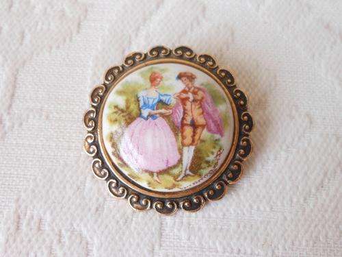 VINTAGE PORCELAIN PRINTED VICTORIAN STYLE GOLD PLATED ROUND BROOCH PIN