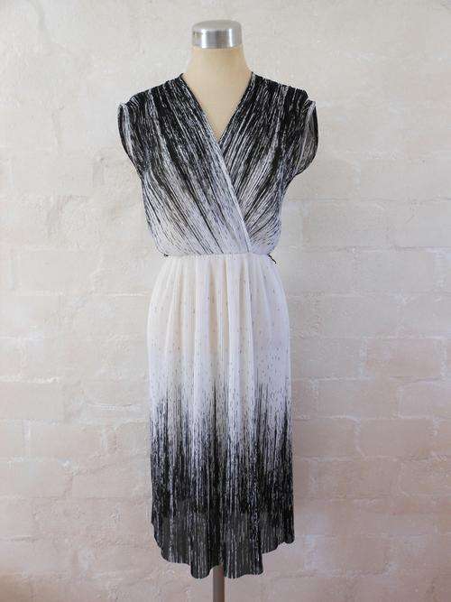VINTAGE PLEATED BLACK WHITE SLEEVELESS PRINTED COCKTAIL DRESS - SIZE 18