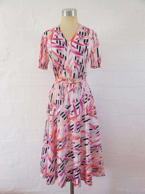 VINTAGE PINK WHITE BLACK PRINTED BELTED V-NECK DRESS - SIZE 12