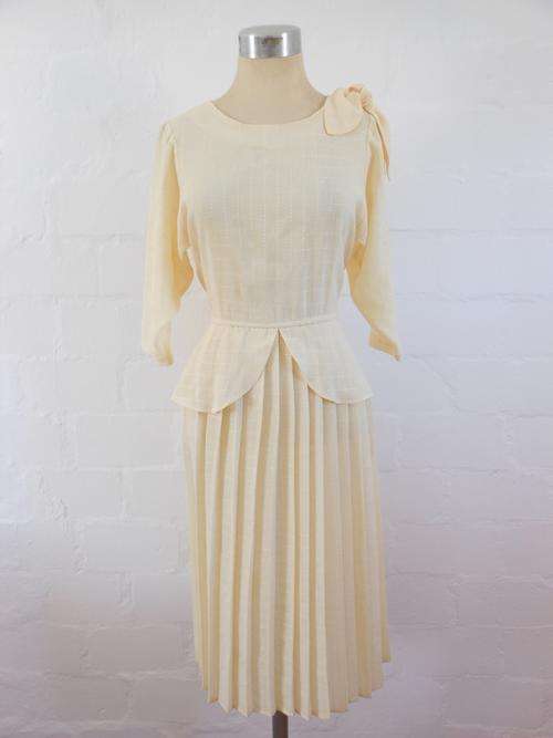 VINTAGE CREAM YELLOW PLEATED PEPLUM COCKTAIL DRESS - SIZE 12