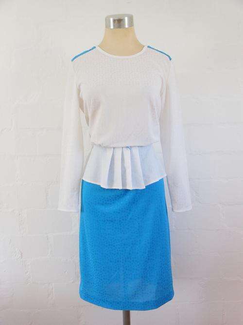 VINTAGE WHITE BLUE PEPLUM PLEATED LONG SLEEVE COCKTAIL DRESS - SIZE 14