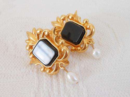 VINTAGE AVON GOLD PLATED BLACK STONE FRESHWATER PEARL CLIP-ON EARRINGS