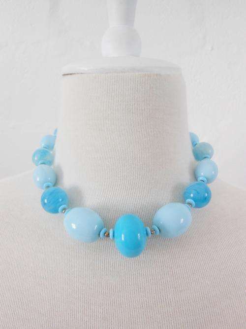 VINTAGE BLUE LUCITE PLASTIC BEADED COSTUME NECKLACE
