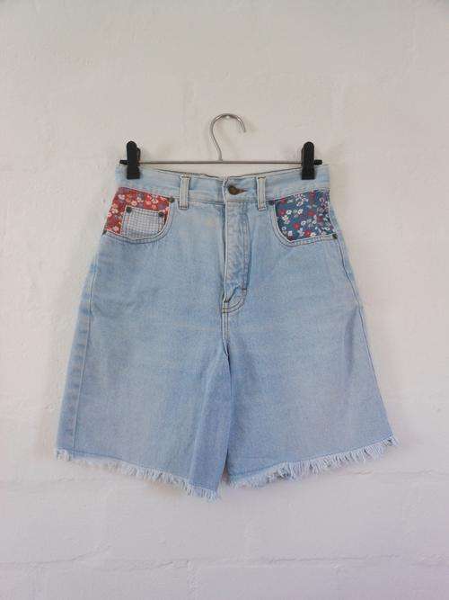 VINTAGE DENIM HIGH WAIST FLORAL PRINT LIGHT BLUE JEAN SHORTS - SIZE 6