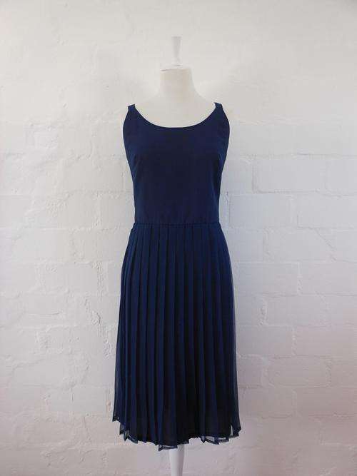 VINTAGE SUSAN SMALL NAVY BLUE PLEATED COCKTAIL DRESS MADE IN ENGLAND - SIZE 14