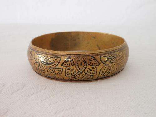 VINTAGE BRASS FLORAL EMBOSSED INLAY BANGLE BRACELET
