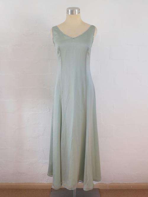 *END SEASON SALE* VINTAGE THOMAS RED DESIGNER CHIFFON GREEN BEADED EVENING FORMAL DRESS - SIZE 6