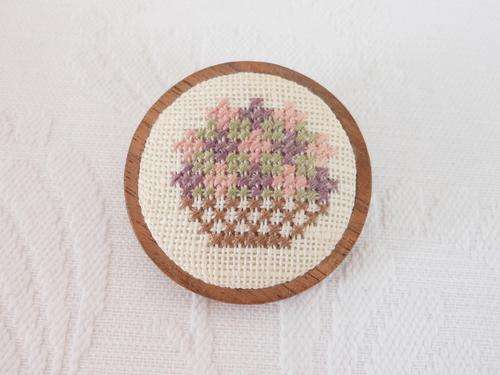 VINTAGE NEEDLEPOINT TAPESTRY EMBROIDERED WHITE PINK WOODEN BROOCH PIN