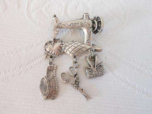 VINTAGE SEWING MACHINE CHARM SILVER PLATED BROOCH PIN