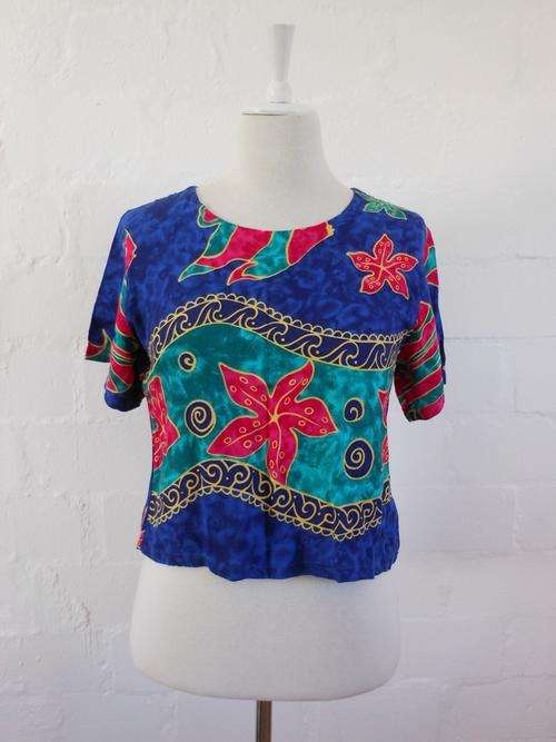 *NEW YEAR SALE - 66% OFF* VINTAGE TROPICAL PRINT CROPPED BLUE PINK TOP - SIZE 8