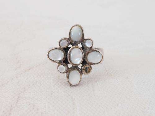 *NEW YEAR SALE - 25% OFF!* STERLING SILVER VINTAGE MOTHER OF PEARL SHELL CLUSTER RING - SIZE Q