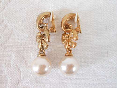 VINTAGE BOW KNOT GOLD PLATED FAUX PEARL CLIP-ON COSTUME EARRINGS