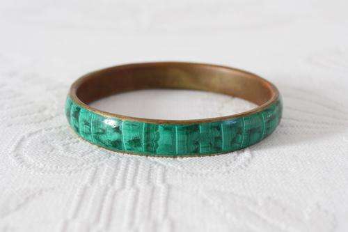 VINTAGE MALACHITE GREEN STONE INLAY BRASS BANGLE BRACELET