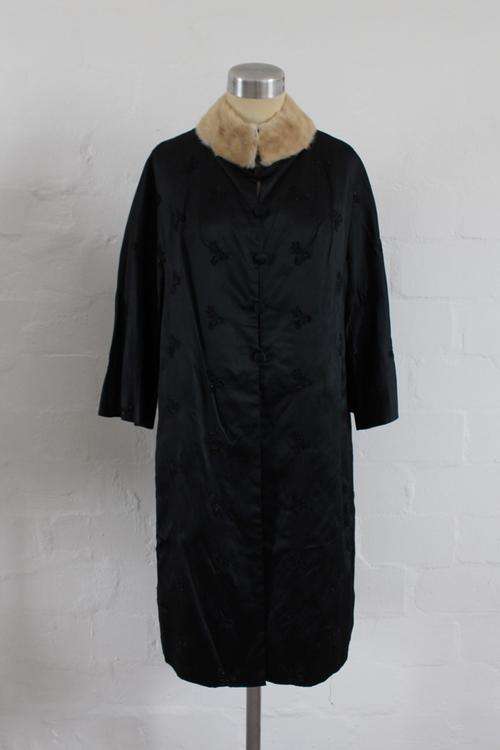 VINTAGE BLACK EMBROIDERED SATIN JACKET COAT WITH REAL FUR COLLAR - SIZE LARGE