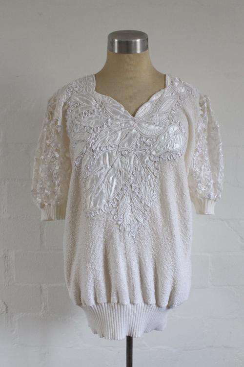 VINTAGE WHITE EMBROIDERED APPLIQUE SHORT SLEEVE JERSEY SWEATER - SIZE LARGE