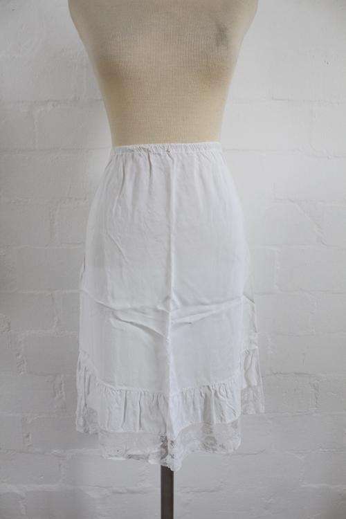 VINTAGE WHITE LACE SKIRT SLIP LINGERIE - SIZE MEDIUM