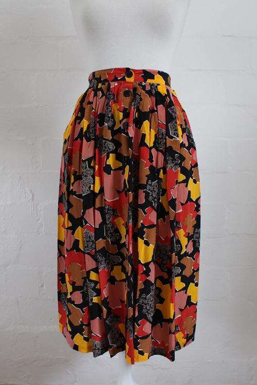 100% SILK VINTAGE BLACK RED PRINT BUTTON DOWN SKIRT - SIZE 8