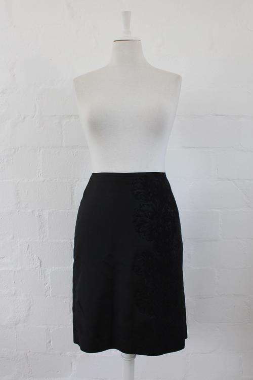 *TURNOVER COLLECTION* DESIGNER BLACK FLORAL PLEATED PENCIL SKIRT - SIZE 10