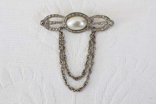 VINTAGE FAUX PEARL SILVER PLATED CHAIN BROOCH PIN