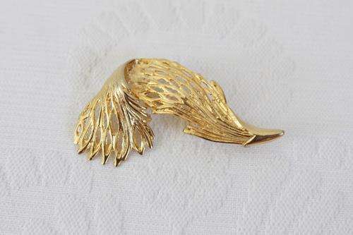 VINTAGE GOLD PLATED FEATHER BROOCH PIN