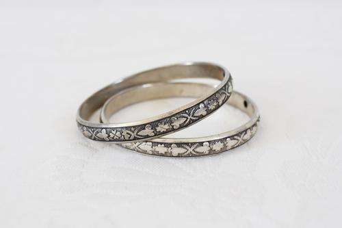 LOT OF 2 VINTAGE FLORAL EMBOSSED SILVER PLATED BANGLES BRACELETS