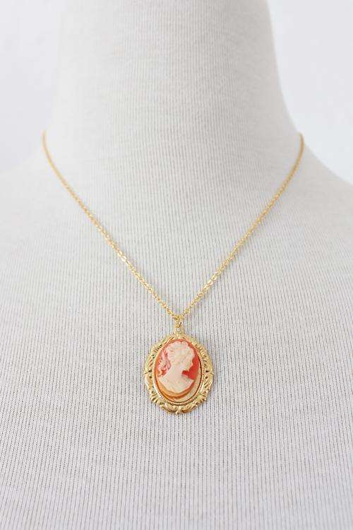 VINTAGE PINK FAUX CAMEO GOLD PLATED PENDANT CHAIN NECKLACE