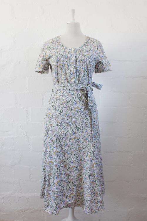 *MIDYEAR BLOW-OUT SALE - 25% OFF!* VINTAGE FLORAL PRINT WHITE GREEN TIE WAIST DAY DRESS - SIZE 12