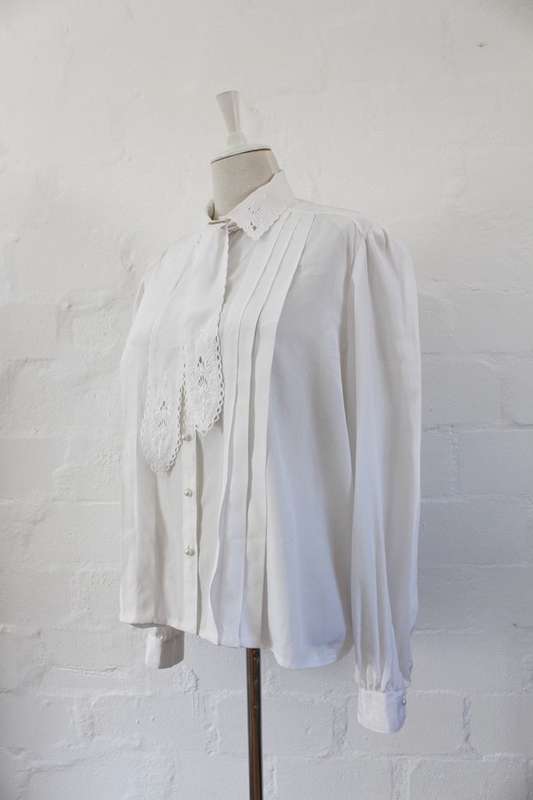 VINTAGE WHITE PLEATED CUT-OUT EMBROIDERY TIE NECK BLOUSE SHIRT TOP - SIZE 18