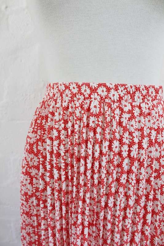 VINTAGE RED WHITE FLORAL PRINT PLEATED SKIRT - SIZE 14
