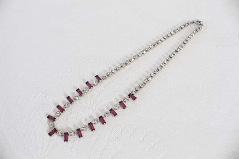 VINTAGE RHINESTONE PURPLE COSTUME NECKLACE