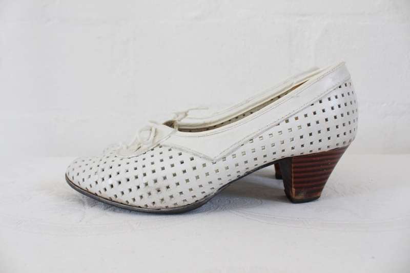 VINTAGE GENUINE LEATHER WHITE CUT-OUT BROGUES SHOES - SIZE 5
