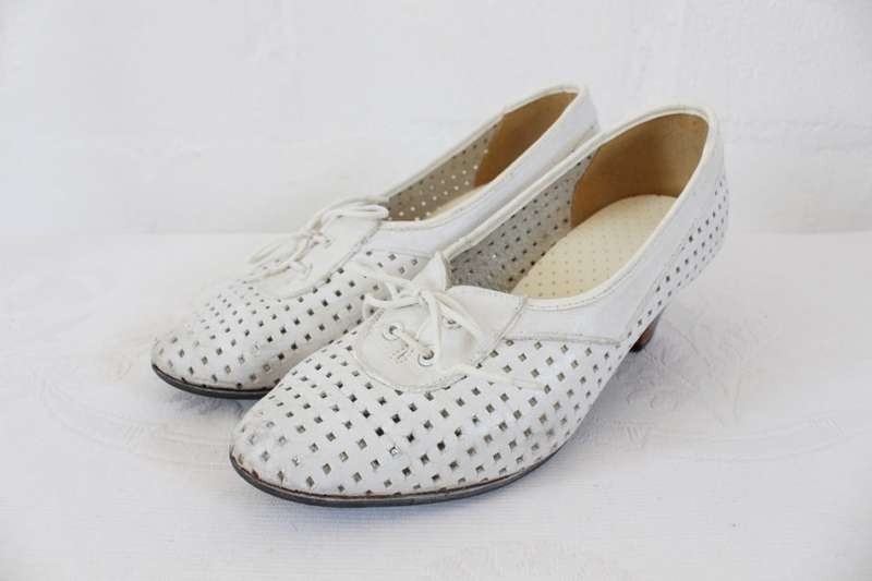 VINTAGE GENUINE LEATHER WHITE CUT-OUT BROGUES SHOES - SIZE 5