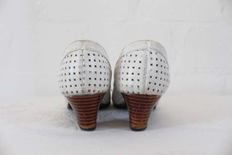 VINTAGE GENUINE LEATHER WHITE CUT-OUT BROGUES SHOES - SIZE 5