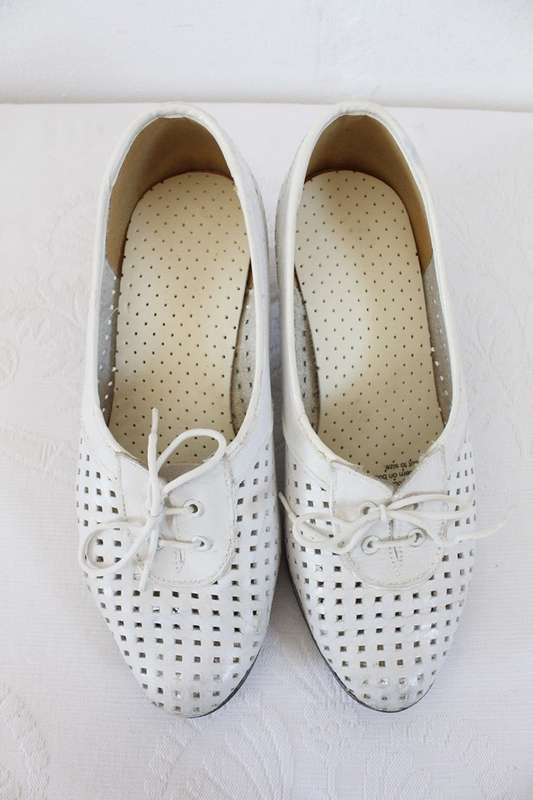 VINTAGE GENUINE LEATHER WHITE CUT-OUT BROGUES SHOES - SIZE 5