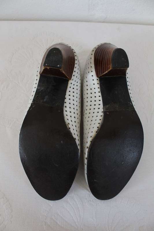 VINTAGE GENUINE LEATHER WHITE CUT-OUT BROGUES SHOES - SIZE 5