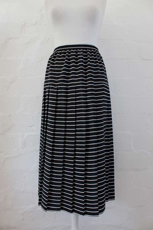 VINTAGE PLEATED BLACK WHITE STRIPED SKIRT - SIZE 16