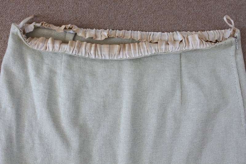 VINTAGE TWO PIECE GOLD SHIMMER KNIT JACKET SKIRT SUIT - SIZE 14