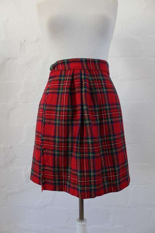 VINTAGE TARTAN PLAID PRINT RED WRAP SKIRT - SIZE 8