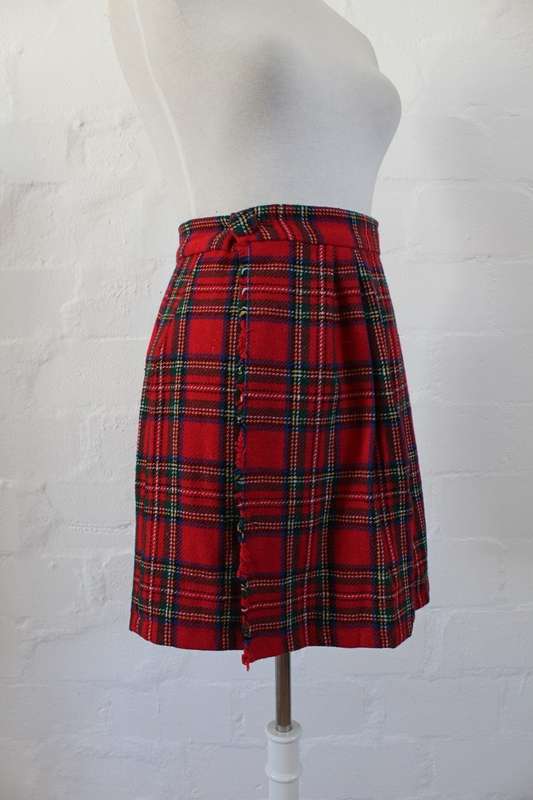 VINTAGE TARTAN PLAID PRINT RED WRAP SKIRT - SIZE 8
