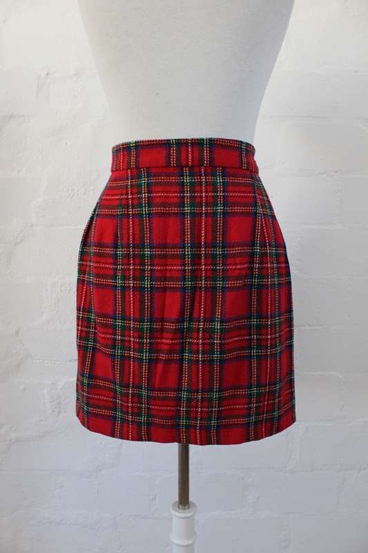 VINTAGE TARTAN PLAID PRINT RED WRAP SKIRT - SIZE 8