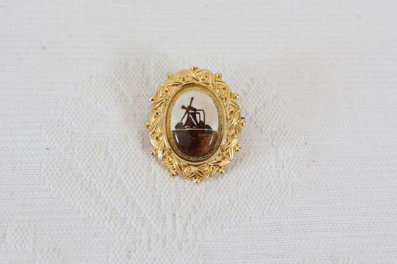 VINTAGE GOLD TONE WINDMILL PORCELAIN DELFT STYLE BROOCH PIN