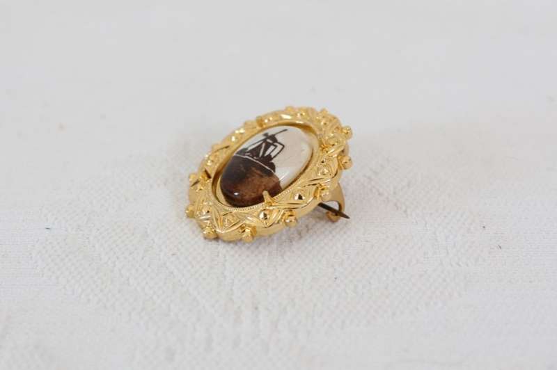 VINTAGE GOLD TONE WINDMILL PORCELAIN DELFT STYLE BROOCH PIN