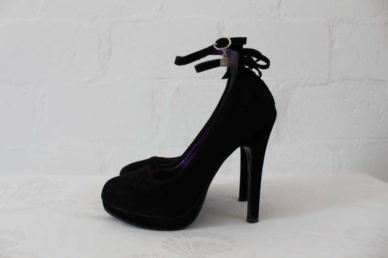 BLACK SUEDE ANKLE STRAP PLATFORM HIGH HEELS SHOES - SIZE 5