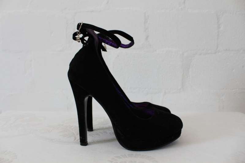 BLACK SUEDE ANKLE STRAP PLATFORM HIGH HEELS SHOES - SIZE 5