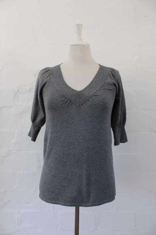 *MARION & LINDIE* DESIGNER GREY KNIT JERSEY TOP - SIZE M