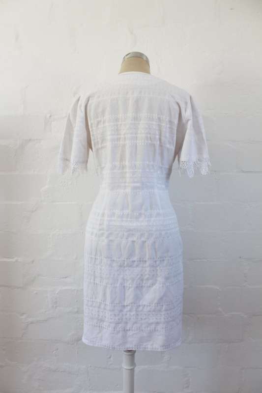 VINTAGE WHITE EMBROIDERED BUTTON DOWN FITTED DRESS - SIZE 10