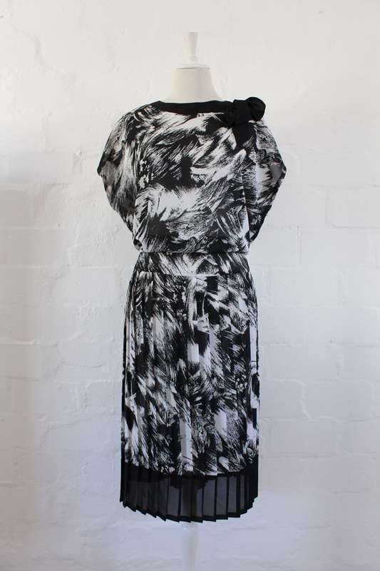 VINTAGE BLACK WHITE BRUSH PRINT PLEATED DRESS - SIZE 16