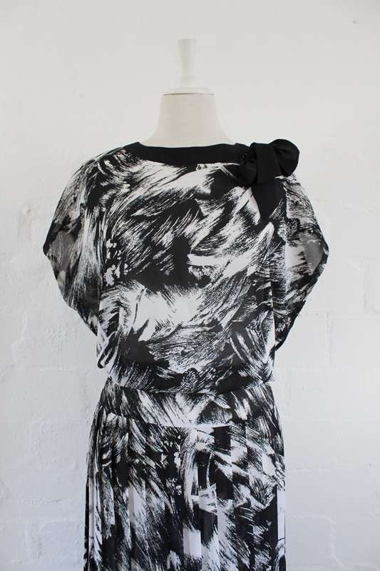 VINTAGE BLACK WHITE BRUSH PRINT PLEATED DRESS - SIZE 16
