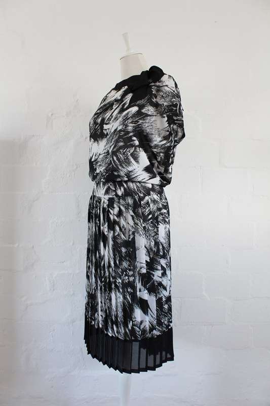 VINTAGE BLACK WHITE BRUSH PRINT PLEATED DRESS - SIZE 16