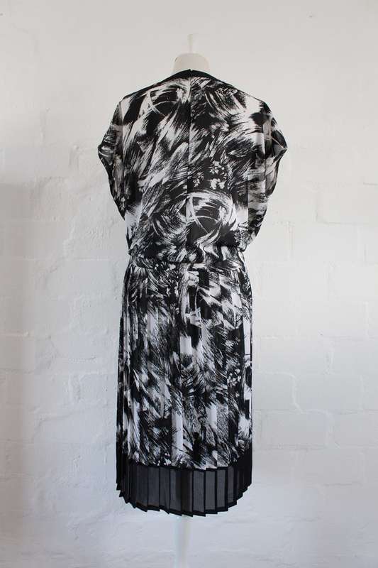 VINTAGE BLACK WHITE BRUSH PRINT PLEATED DRESS - SIZE 16